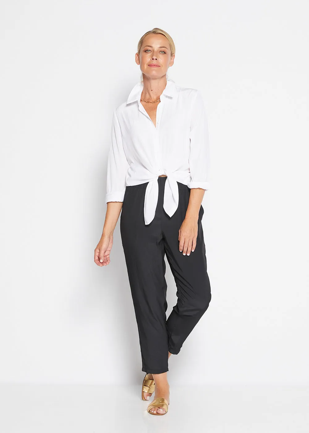 Norah Lustre tapered pant in Black