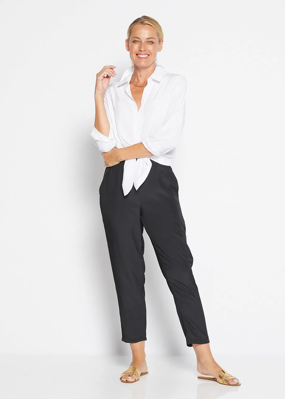 Norah Lustre tapered pant in Black